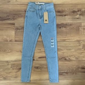 NWT Levi’s 720 High-rise Super Skinny Jeans